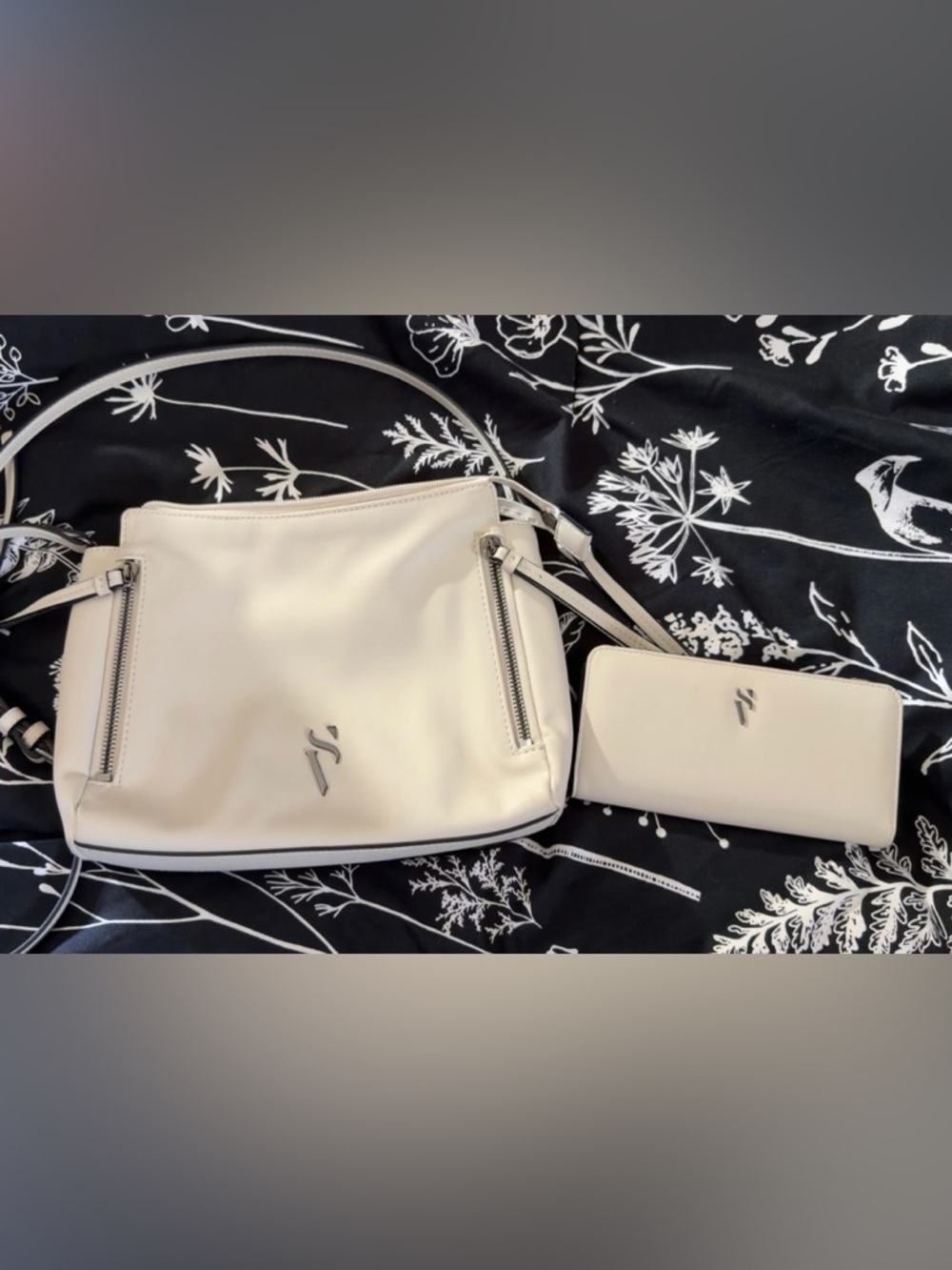 Simply Vera Vera Wang Cream Crossbody Bag with Matching Wallet